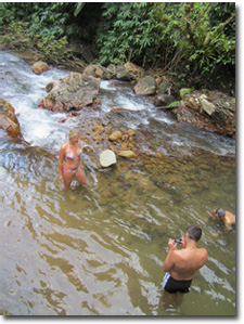 bañandose en una cascada cercana de Khao Lak